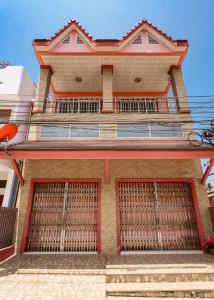un edificio con dos puertas de garaje en el lateral en The Crystal Ranong, en Ban Lum Than