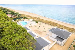 uma vista aérea de uma casa e de uma praia em Resort Giglio di Mare em Sellia Marina