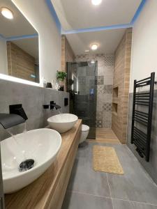 ein Bad mit 2 Waschbecken und einer Dusche in der Unterkunft Apartment Goethe in der Göttinger Innenstadt in Göttingen