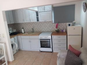 Η κουζίνα ή μικρή κουζίνα στο Villa Pythari