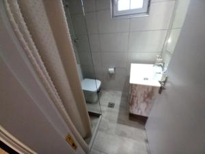 Ένα μπάνιο στο Villa Pythari