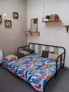 Postel nebo postele na pokoji v ubytování le prieuré reposant