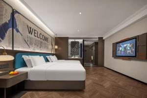מיטה או מיטות בחדר ב-Mehood Hotel Huangshan High-Speed North Station