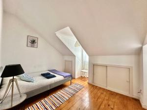 um quarto branco com uma cama e um candeeiro em Alcantara 2 Bedrooms Apartment em Lisboa