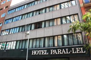un signo de hotel parioli en el lateral de un edificio en Paral·lel, en Barcelona