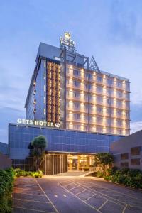 Gets Hotel Semarang في سيمارانغ: تقديم الشكل الخارجي للفندق العمري