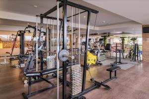 une salle de sport avec plusieurs tapis de course et machines dans l'établissement Gets Hotel Semarang, à Semarang