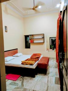 Postel nebo postele na pokoji v ubytování Shantiniketan 4BHK Comfortable Family Stay in Ayodhya