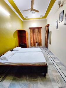 Кровать или кровати в номере Shantiniketan 4BHK Comfortable Family Stay in Ayodhya