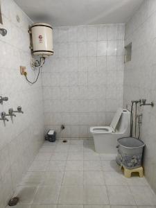 Ванная комната в Shantiniketan 4BHK Comfortable Family Stay in Ayodhya