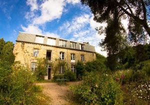 パンポンにあるMANOIR DU TERTRE au coeur de la forêt de Brocéliandeの大きな石造りの建物