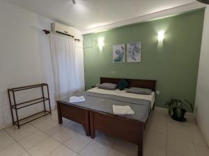 Un dormitorio con una cama y una mesa. en Palmyrah Residencies, en Colombo