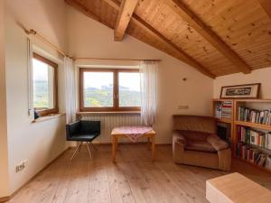 ein Wohnzimmer mit einem Stuhl und einem Tisch in der Unterkunft Dolomiten View - South Tyrol in Villanders