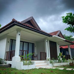 a small house with aiterranean exterior at Lorin Beach Resort in Sijuk