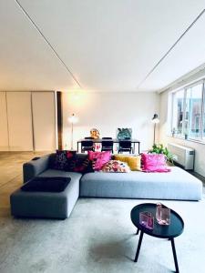sala de estar con sofá y mesa en Loft Antwerp - Eilandje, en Amberes