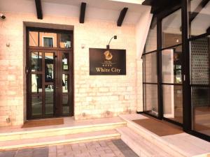 Facciata o entrata di Hotel & Restaurant White City