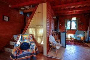 ein Zimmer mit Sofa und Stühlen in einem Haus in der Unterkunft Kisház in Gárdony