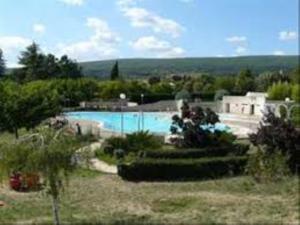a view of a swimming pool in a yard at Petit studio atypique et cosy en Provence in Saint-Étienne-les-Orgues