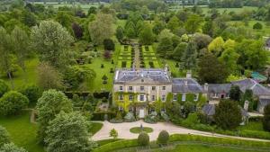 uma vista aérea de uma grande casa com um jardim em Alexis Cottage Tetbury Cotswolds em Tetbury