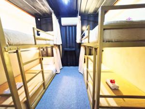 Postel nebo postele na pokoji v ubytování Karcof Container Hostel