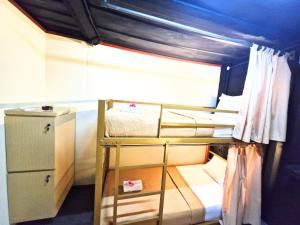 Letto o letti a castello in una camera di Karcof Container Hostel