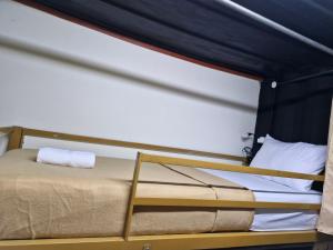 Letto o letti in una camera di Karcof Container Hostel