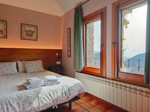 Un dormitorio con una cama con toallas. en Casa Etxalde, en Camprodon 37 fotos más