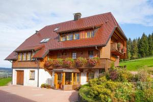 uma casa com caixas de flores na frente em Ferienhaus Esche em Hinterzarten