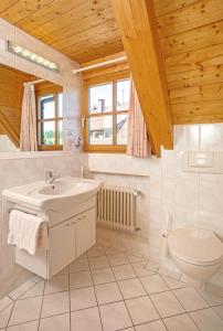 Ένα μπάνιο στο Ferienhaus Esche +42 φωτογραφίες