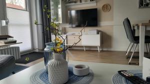 un soggiorno con un vaso su un tavolo di Ankerseele a Hage