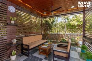 Χώρος καθιστικού στο StayVista's Bella Dream - Mountain-View with Outdoor Pool, Lawn featuring a Gazebo & Indoor Games
