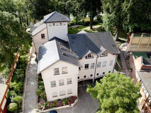 - une vue sur une maison blanche avec une tourelle dans l'établissement Hotel Villa Monte Vino, à Potsdam