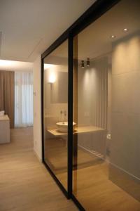 Zimmer mit einem Bad mit einem Waschbecken und einem Spiegel in der Unterkunft Residence Perlago in Predore