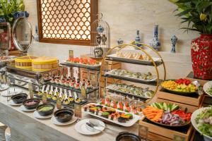 um buffet com muitos tipos diferentes de alimentos em exposição em The Oriental Jade Hotel em Hanói