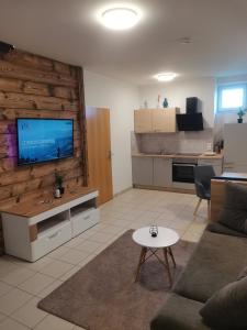 een woonkamer met een bank en een flatscreen-tv bij Gästehaus Hebalm, Family & Friends auf 900 m2 Wohnfläche erleben, Alleinnutzung möglich in Pack