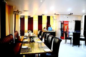 Un restaurante o sitio para comer en Taraji Resort Hotel & Restaurant Ayodhya