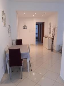 eine Küche und ein Esszimmer mit einem Tisch und Stühlen in der Unterkunft A casa di Elsa in Rom