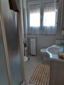 ein Bad mit einer Dusche, einem WC und einem Waschbecken in der Unterkunft A casa di Elsa in Rom