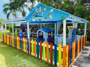 un colorido parque infantil con una valla colorida en Mariegold Villa Resort, en Suba