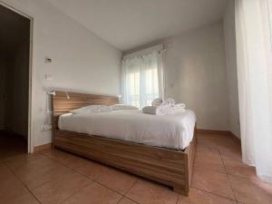 a bedroom with a large bed with white sheets at Villa Azzurra superbe 2P centrale et vu mer in Menton
