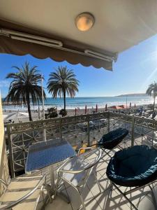 d'un balcon avec des chaises et une vue sur la plage. dans l'établissement Villa Azzurra superbe 2P centrale et vu mer, à Menton