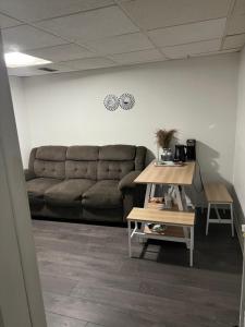 uma sala de estar com um sofá e uma mesa em Elegant Private Room em Oshawa