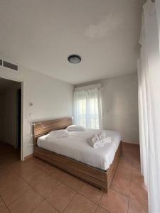 1 dormitorio con 1 cama con 2 toallas en Villa Azzurra superbe 2P centrale et vu mer en Menton