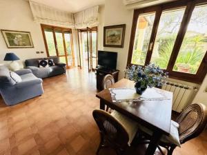 Villa del fortino, 140mq في فورتي دي مارمي: غرفة معيشة مع طاولة وأريكة