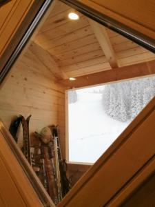 Blick auf ein Fenster in einem winzigen Haus in der Unterkunft Bergliebe Klippitztörl in Klippitztorl
