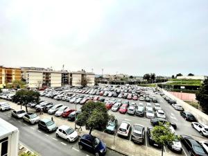 een parkeerplaats gevuld met veel geparkeerde auto's bij Casa Paula in Córdoba