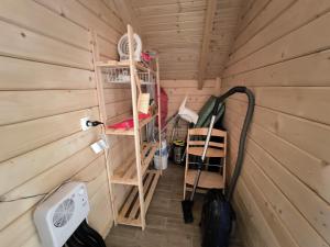 ein kleines Zimmer mit einer Leiter und einem Regal in der Unterkunft Bergliebe Klippitztörl in Klippitztorl