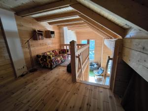 mit Blick auf ein Wohnzimmer in einem Blockhaus in der Unterkunft Bergliebe Klippitztörl in Klippitztorl