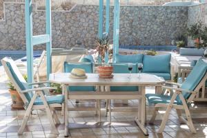 una mesa y sillas en un patio en Villa Rose en Fira