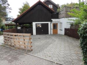 eine Garage mit einem Schwarz-Weiß-Haus in der Unterkunft Milchtütenzimmer - Upcycling in Grünwald